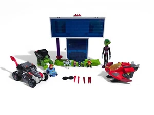Teen Titans Go Tower Clubhaus Spielhaus 3 Fahrzeuge, 6 Figuren, Raketen & Scheiben - Bild 1 von 22