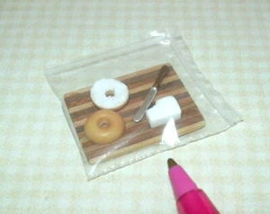 Tablero de pan pequeño en miniatura ""Lola Originals"" con bagel, queso crema casa de muñecas 1:12  - Imagen 1 de 2