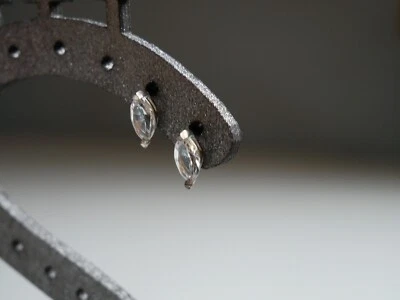 Brillantezza profonda: Orecchini a Perno con Pietre Swarovski - Immagine 1 di 2