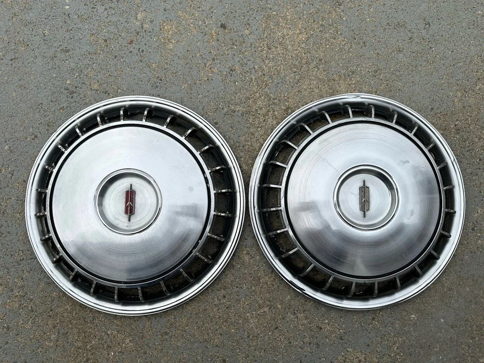 "2 Oldsmobile Toronado 1967 tapacubos 15"" cubiertas de rueda buenos conductores 67" Foto 1 de 4