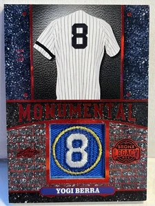 2024 Leaf A Bronx Legacy #M-25 Monumental Spectrum Red Holo Foil Yogi Berra # 2/5 - Bild 1 von 2