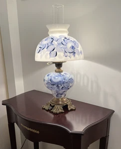Vintage lebendige GWTW Hurricane elektrische Stubenlampe blaue Rosen handbemalt Milchglas - Bild 1 von 23