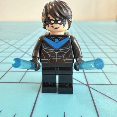 Minifigura LEGO DC Comics Super Heroes Nightwing Rebirth con cofre azul Sh0659 Foto 1 de 4