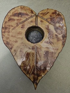 Kunstkeramik Blumenfrosch Vase Metall Spikes herzförmiges Blatt signiert M Rodgers  - Bild 1 von 8