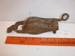 Vintage Double Pulley Block Tackle Hoist Farm House Rustic Industrial. Chipped. - Picture 1 of 13