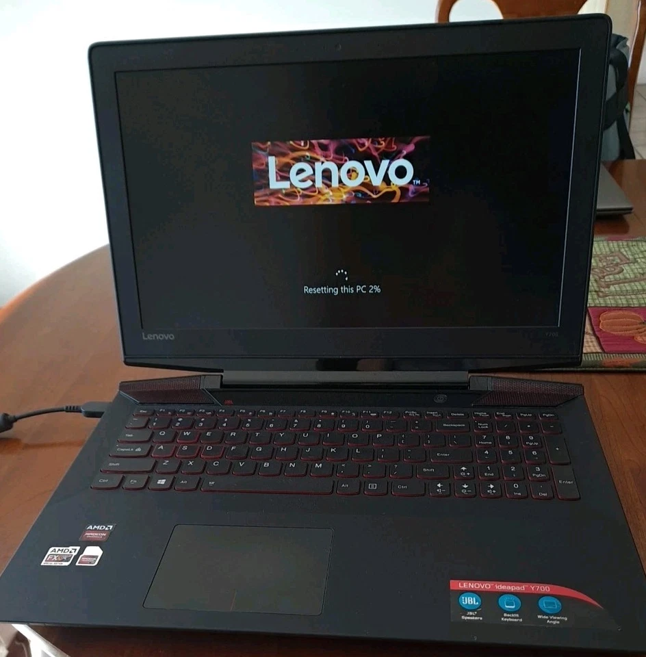 Portátil para juegos Lenovo Y700-15ACZ 80NY AMD restablecido de fábrica funciona con enchufe Foto 1 de 4