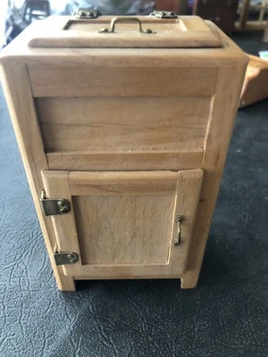 Adorable Dollhouse Icebox - Photo 1/3