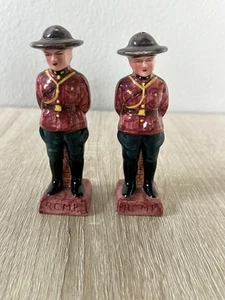 Vintage RCMP Mountie Salz & Pfefferstreuer Keramik 4,5" Kanada rot Uniform Set - Bild 1 von 8