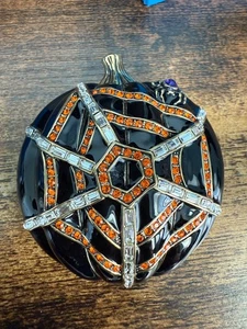 Heidi Daus "Trick or Treat" Emaille & Kristall Kürbis/Spinne Pin (Orig. 139,95 €) - Bild 1 von 7