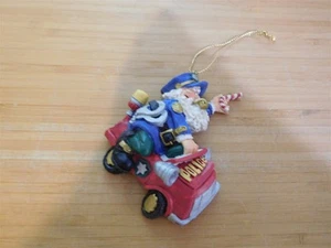 Weihnachtsschmuck - Weihnachtsmann in Polizeiuniform im Polizeiauto - kostenloser Versand - Bild 1 von 1
