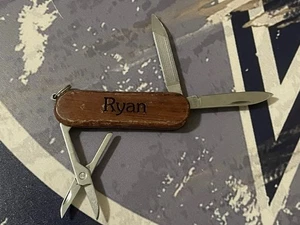 Navaja de bolsillo/multiherramienta RYAN de recuerdo personalizada vintage Mt Rushmore - Imagen 1 de 5