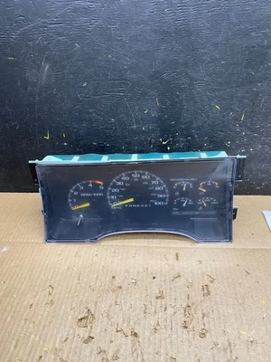 Chevrolet Silverado Suburban 1995 a 1999 velocímetro calibre de racimo OEM V1638 DG Foto 1 de 4
