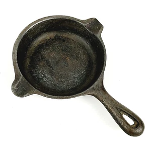 Vintage Wagner Ware Cast Iron 1050F Mini Skillet Pan Salesman Sample Ashtray - Picture 1 of 6