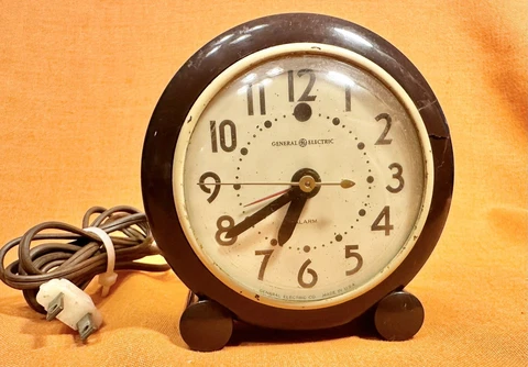 Vintage General Electric Brown Bakelite Art Deco Alarm Clock 7H160 Works USA Cover
