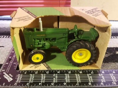 Ertl John Deere M 1/16 diecast metal farm tractor replica collectible - Image 1 of 4