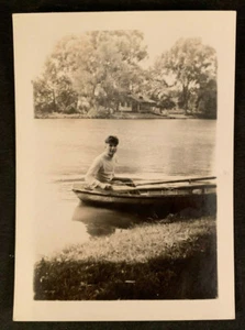 Foto antigua vintage de un joven saliendo para un barco de remos en paz #4884 - Imagen 1 de 1