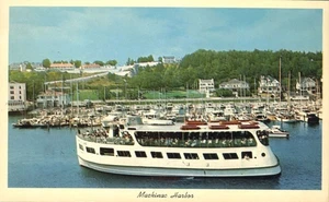 Postal Mackinac Harbor Yacht Race Time julio Michigan vista aérea 1966 - Imagen 1 de 2