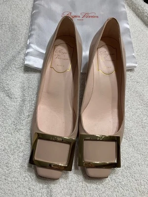 Roger Vivier лейтенант Бежевый /nude кожи Sz 35/5 BELLEPumps золотой пряжки Италии сумка - Изображение 1 из 4