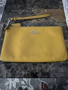 Bracciale Coach Giallo Pelle Ciottoli Zip Ottime Condizioni Usato in Ottime Condizioni - Foto 1 di 7