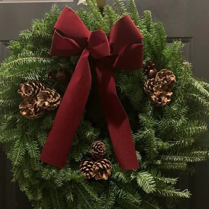 Corona de Navidad de abeto bálsamo fresco 24" con lazo borgoña y bayas Foto 1 de 2