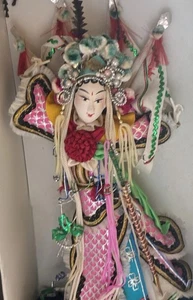 Vintage chinesische Peking Peking Oper Puppe mit Box Theater verzierter Holzsockel - Bild 1 von 13