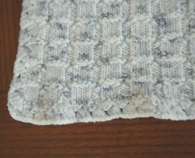 Manta tejida a ganchillo hecha a mano tiro afgano cuna bebé regazo blanco gris cuadrado Foto 1 de 4