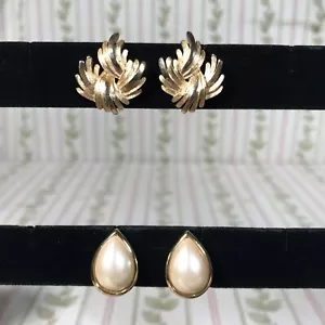2 Paar Vintage Krone Trifari Ohrclips goldfarben Kunstperlen Tränen - Bild 1 von 12