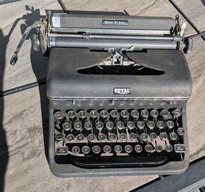 Macchina da scrivere Royal Quiet De Luxe vintage anni 40 - Foto 1 di 10