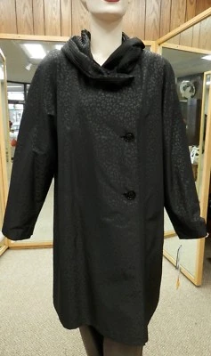 Abrigo de lluvia Gallery estampado de leopardo negro 38′′ con capucha plisada Foto 1 de 2