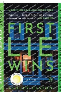 Die erste Lüge gewinnt: Reese's Book Club: Ein Roman von Ashley Elston (Englisch) Taschenbuch  - Bild 1 von 1