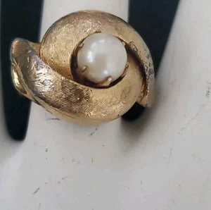 VNTG Vendome Ring Faux Pearl Sz 4.5-6.5 Gold Tone Signed  .... A9 - Picture 1 of 4