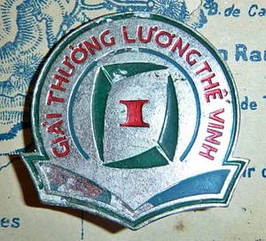 1970's - 1980's Vietnam Education Badge - Giải Thưởng Lương Thế Vinh - C.500-A - Picture 1 of 3