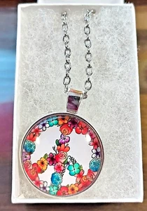 Floral Peace Sign Round Pendant Necklace Colorful & Trendy In Gift Box - Foto 1 di 3