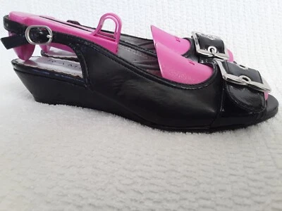 Женские сандалии на низкой танкетке шлепанцы без застежек с хромированной пряжкой Rampage - Изображение 1 из 4