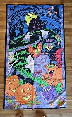 Panel de puerta de tela Wamsutta de Halloween de colección 60”x34” forrado en mansión embrujada Foto 1 de 3