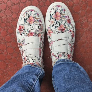 Blowfish Malibu Sneakers 7 Slip On Floral Cottage Roses Preppy AOP EUC Spring - Picture 1 of 22