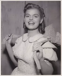Foto de prensa 1955 actriz de pelo rubio Barbara Lang protagoniza "Death Valley Days" - Imagen 1 de 2