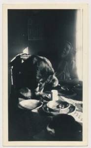 GATO COMIENDO EN MESA DE COCINA Mujer con LUZ DE VENTANA AÑOS 1940 FOTO ABSTRACTA MASCOTA - Imagen 1 de 1