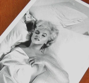 Sexy Marilyn Monroe en la cama rara 1960 foto 1994 postal Magnum foto Eve Arnold - Imagen 1 de 3