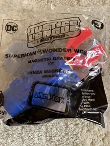 NUOVO giocattolo McDonald's Happy Meal JUSTICE LEAGUE SUPERMAN afferratore magnetico - Foto 1 di 3