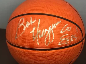 BOB HUGGINS SIGNIERT NCAA BASKETBALL WEST VIRGINIA MOUNTAINEERS 900 SIEGE JSA ZERTIFIKAT - Bild 1 von 4