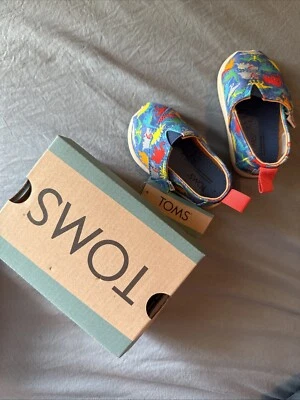 Zapatos informales TOMS Alpargata azul dinosaurio gráfico sin cordones para niños pequeños azules 1001778 Foto 1 de 2