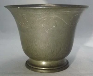 Jarrón de trompeta pequeño de metal peltre de cabeza redonda de colección 8608 guirnalda de hojas - Imagen 1 de 4