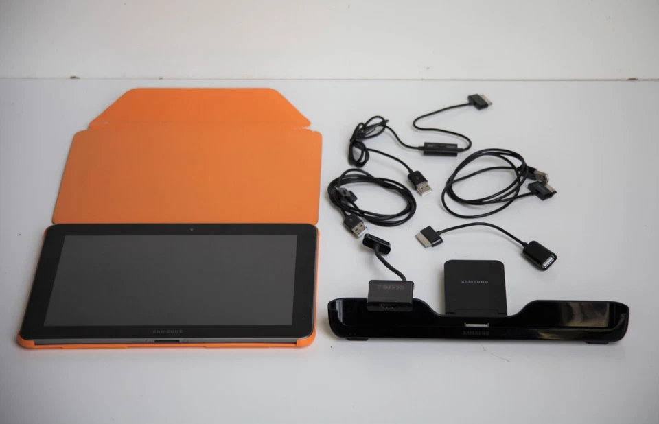 Samsung Galaxy Tab 10.1, Samsung soporte de carga/datos con salida HDMI, teclado BT Foto 1 de 4