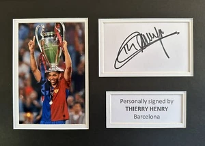 THIERRY HENRY HANDSIGNIERTE WEISSE KARTE IN A4 BARCELONA MOUNT DISPLAY - Bild 1 von 1