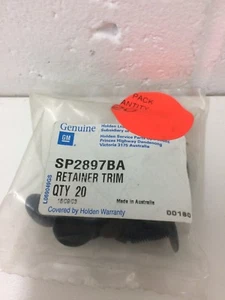 Holden Genuine VL-VN-VG-VQ-VP-VR-VS Top Fan Shroud "retaining clips x 4" - Picture 1 of 2