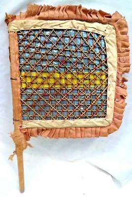  ФАНАТ ИНДИЙСКАЯ РУЧНАЯ РАБОТА С БАМБУКОВОЙ ПАЛОЧКОЙ И БЛЕСТЯЩЕЙ БУМАГОЙ ВИНТАЖНЫЕ КОЛЛЕКЦИОННЫЕ ПРЕДМЕТЫ #1 - Изображение 1 из 4