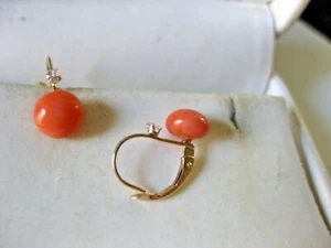 VINTAGE ELEGANTE 10K GELBGOLD OHRRINGE: NATÜRLICHE KORALLE & DIAMANT     - Bild 1 von 3