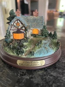Figura de cabaña Thomas Kinkade iluminada "Una noche tranquila"  - Imagen 1 de 6