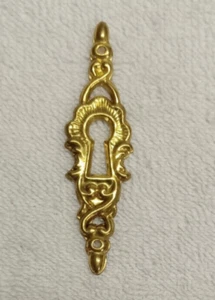 GESTEMPELTE MESSING VERTIKALE ESTUCHEON/SCHLÜSSELLOCHABDECKUNG FÜR SCHUBLADEN, TÜREN, NEUER ALTER BESTAND - Bild 1 von 4